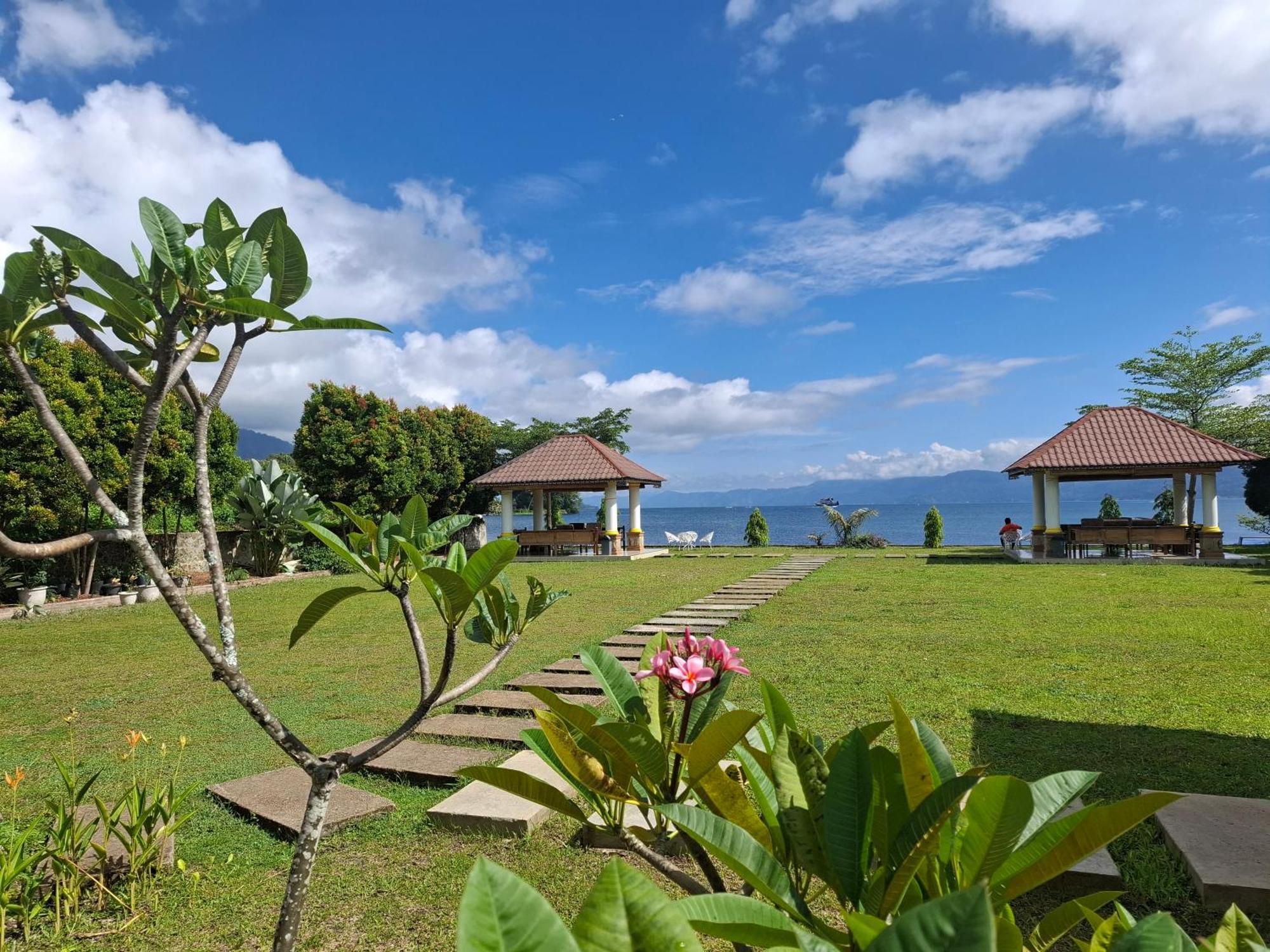 Juma Cottages Tuktuk Siadong Exterior photo