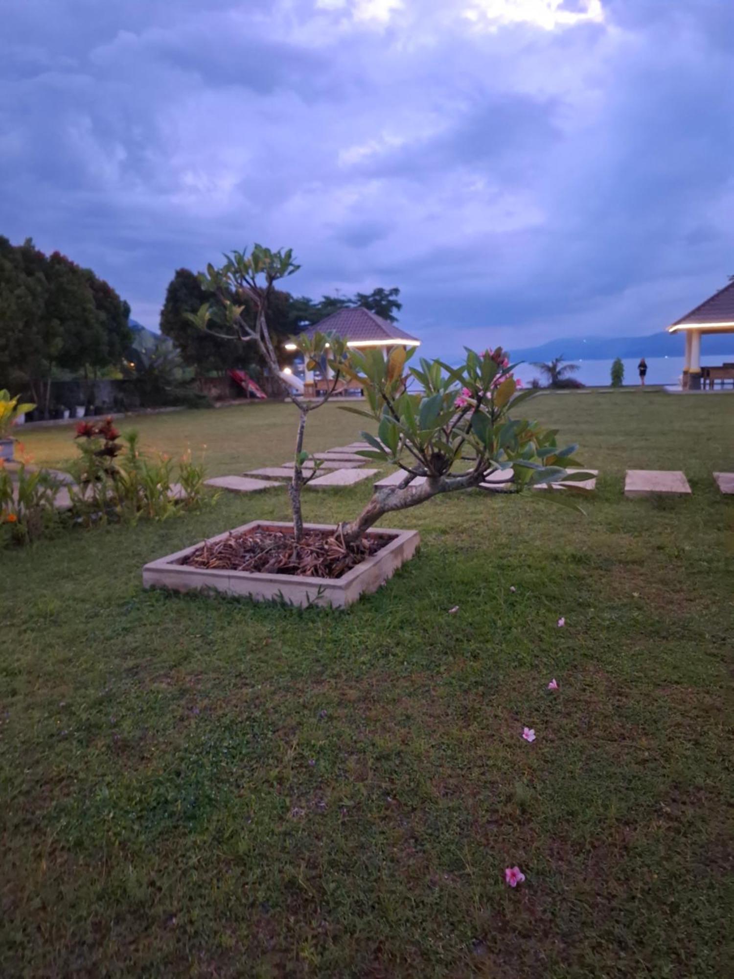 Juma Cottages Tuktuk Siadong Exterior photo