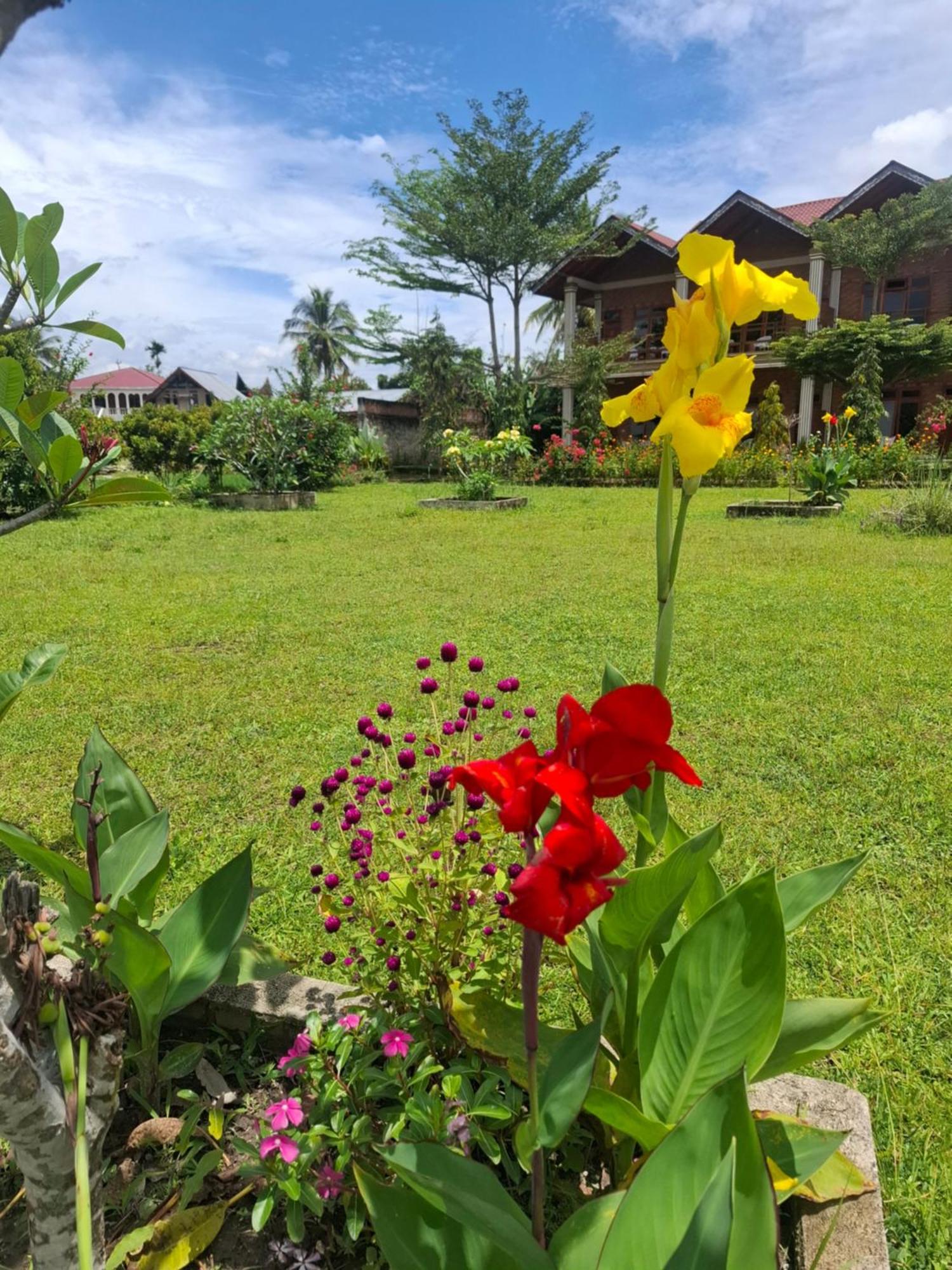 Juma Cottages Tuktuk Siadong Exterior photo